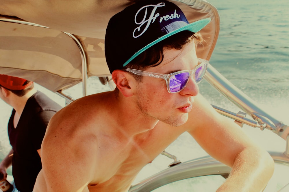 homme sur le bateau portant des lunettes de soleil