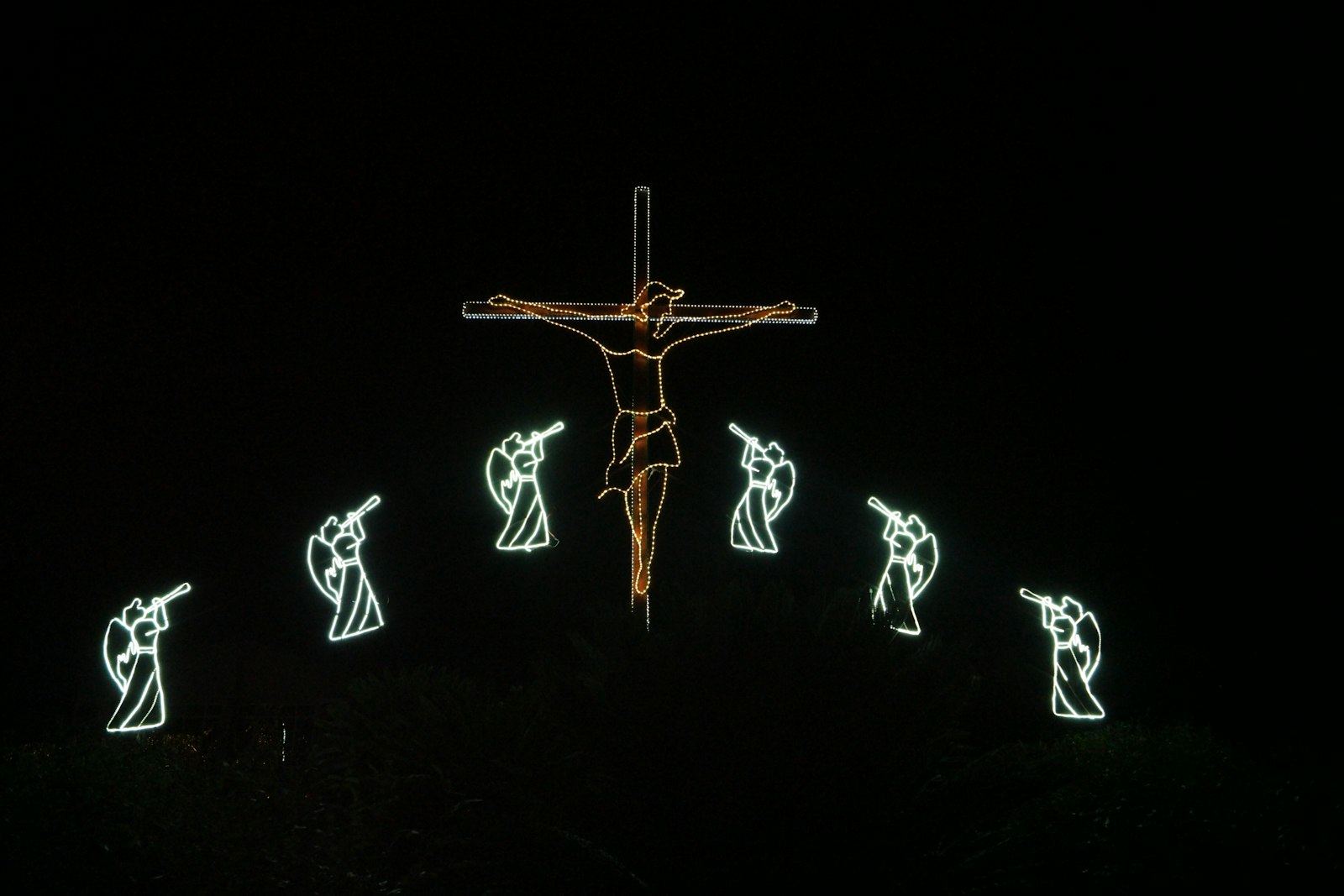 Samsung NX500 sample photo. Crucifix and angel lights photography