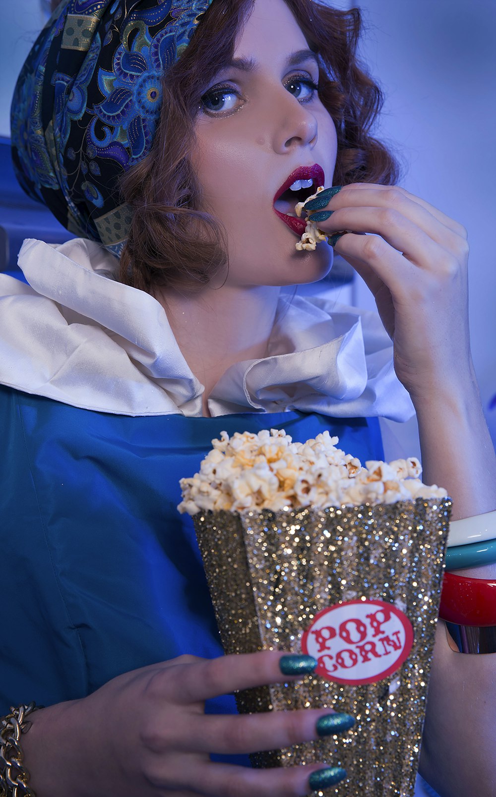 Frau isst Popcorn