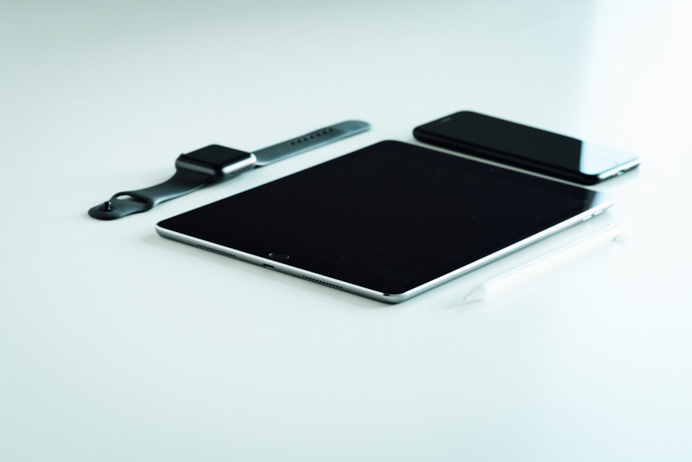 スペースグレイのiPad、iPhone、Apple Watch
