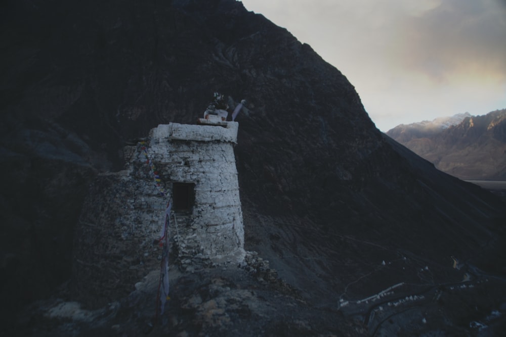 Casa de hormigón cerca de la montaña durante el día