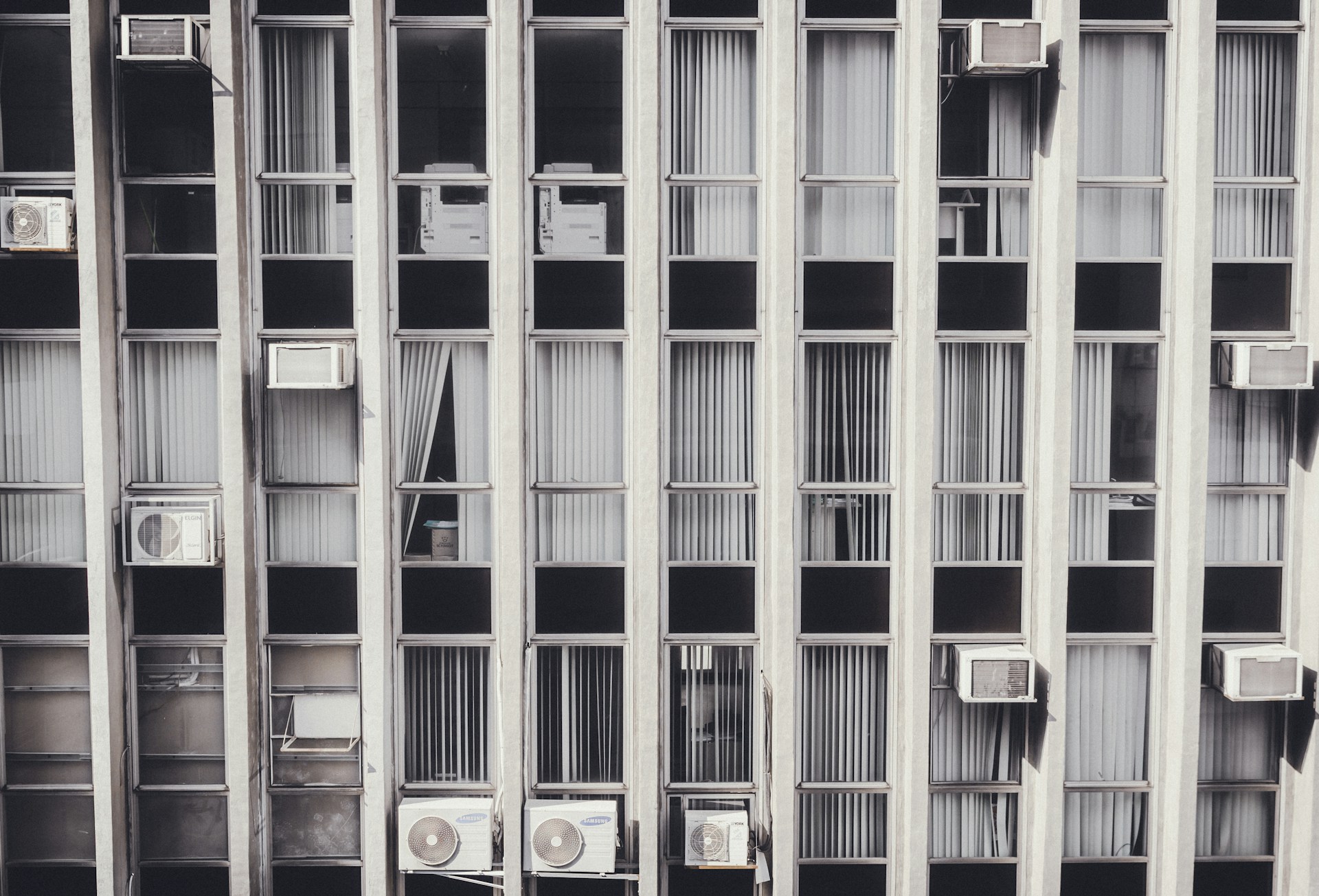 gray high-rise building