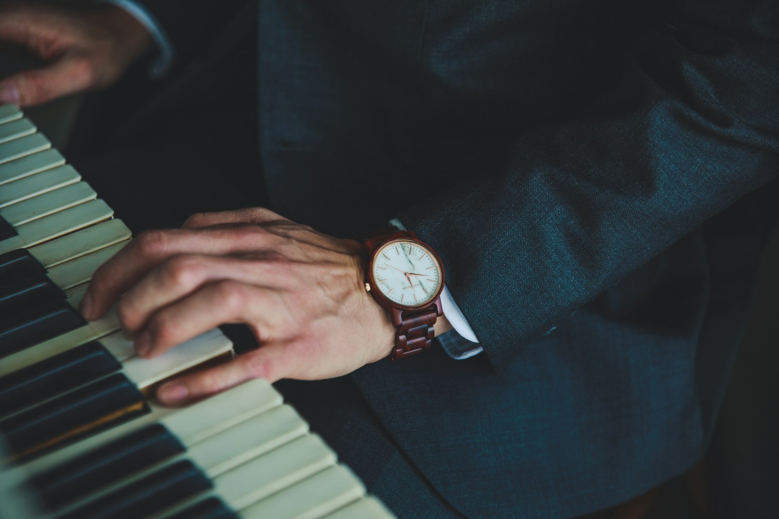 Canon EOS 5D Mark IV + Sigma 24-70mm F2.8 EX DG Macro sample photo. Man playing piano photography