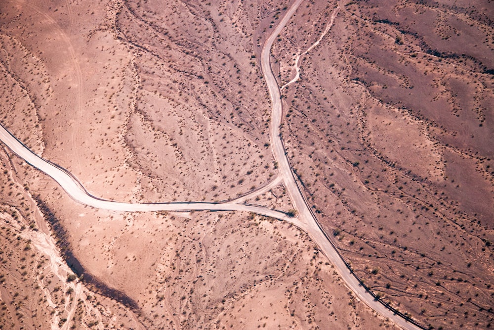 昼間の砂漠の道路の航空写真