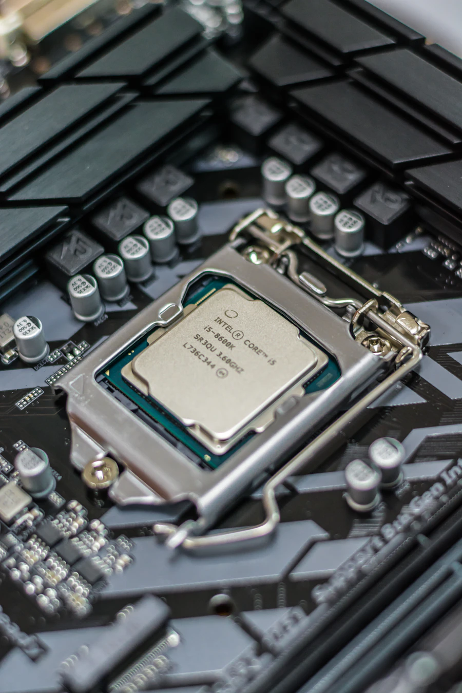 Puce Intel Core installée sur une carte mère