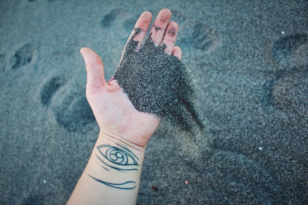 Person mit grauem Sand
