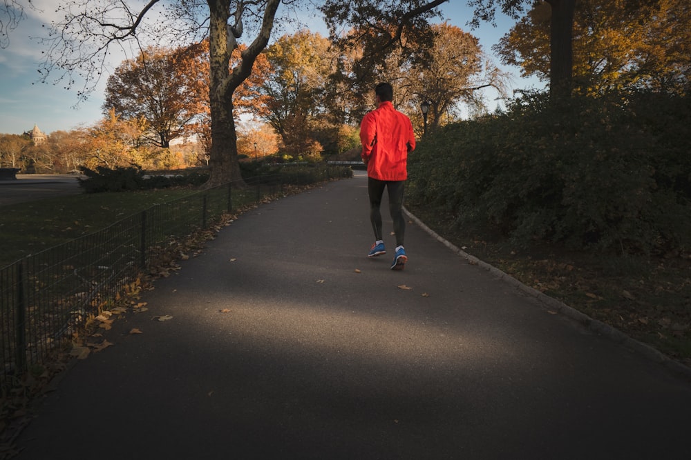 Persona che fa jogging vicino al parco durante il giorno