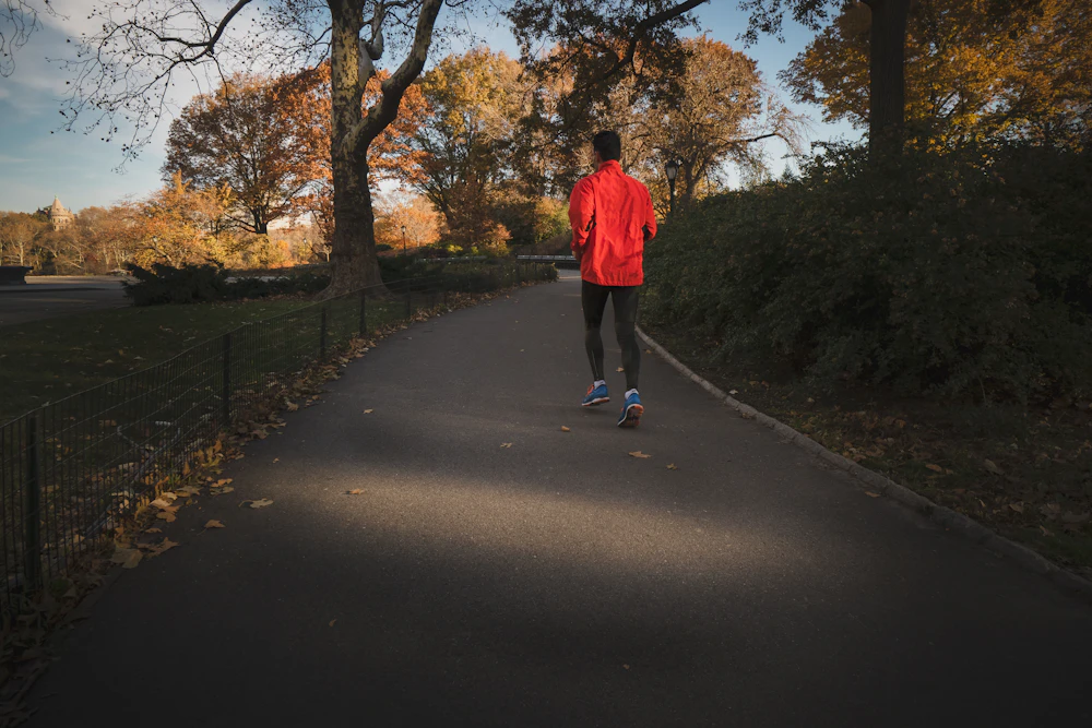 Hombre corriendo en un parque