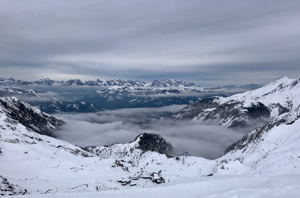 montanha coberta de neve