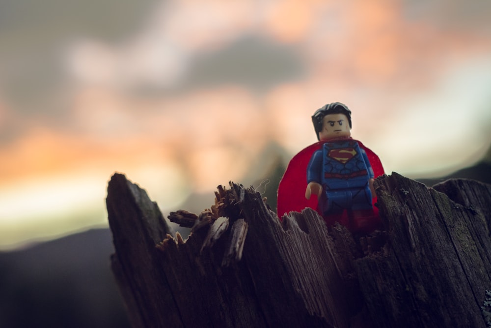 Mini figura de Lego Superman en el tronco de un árbol