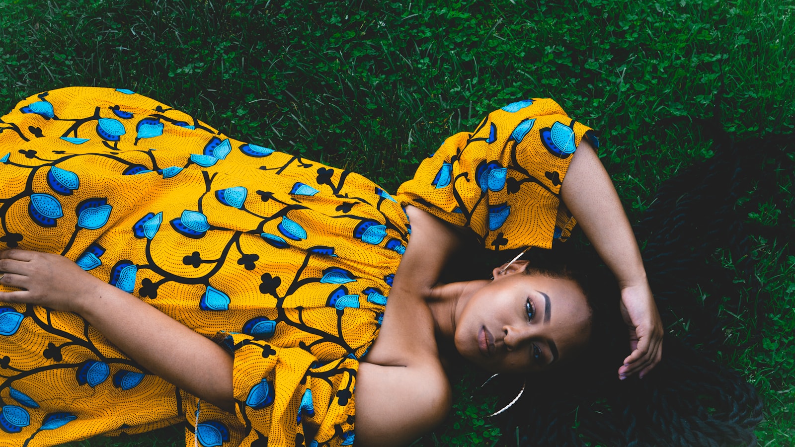 Sony a6500 + Sony E 35mm F1.8 OSS sample photo. Woman laying on green photography