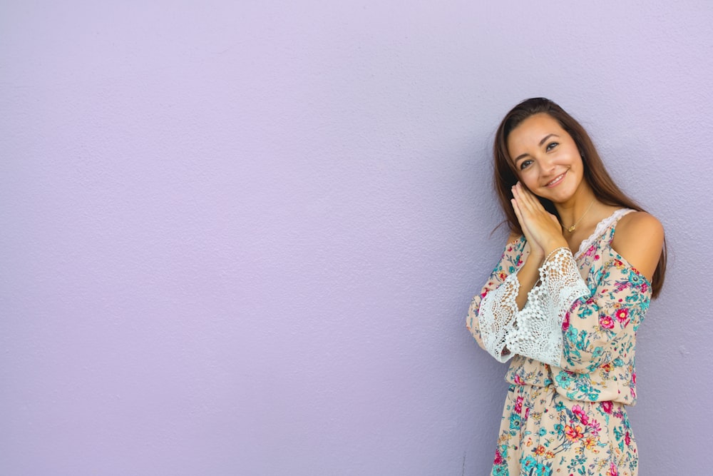 Vestido de mujer con hombros descubiertos florales amarillos y azules