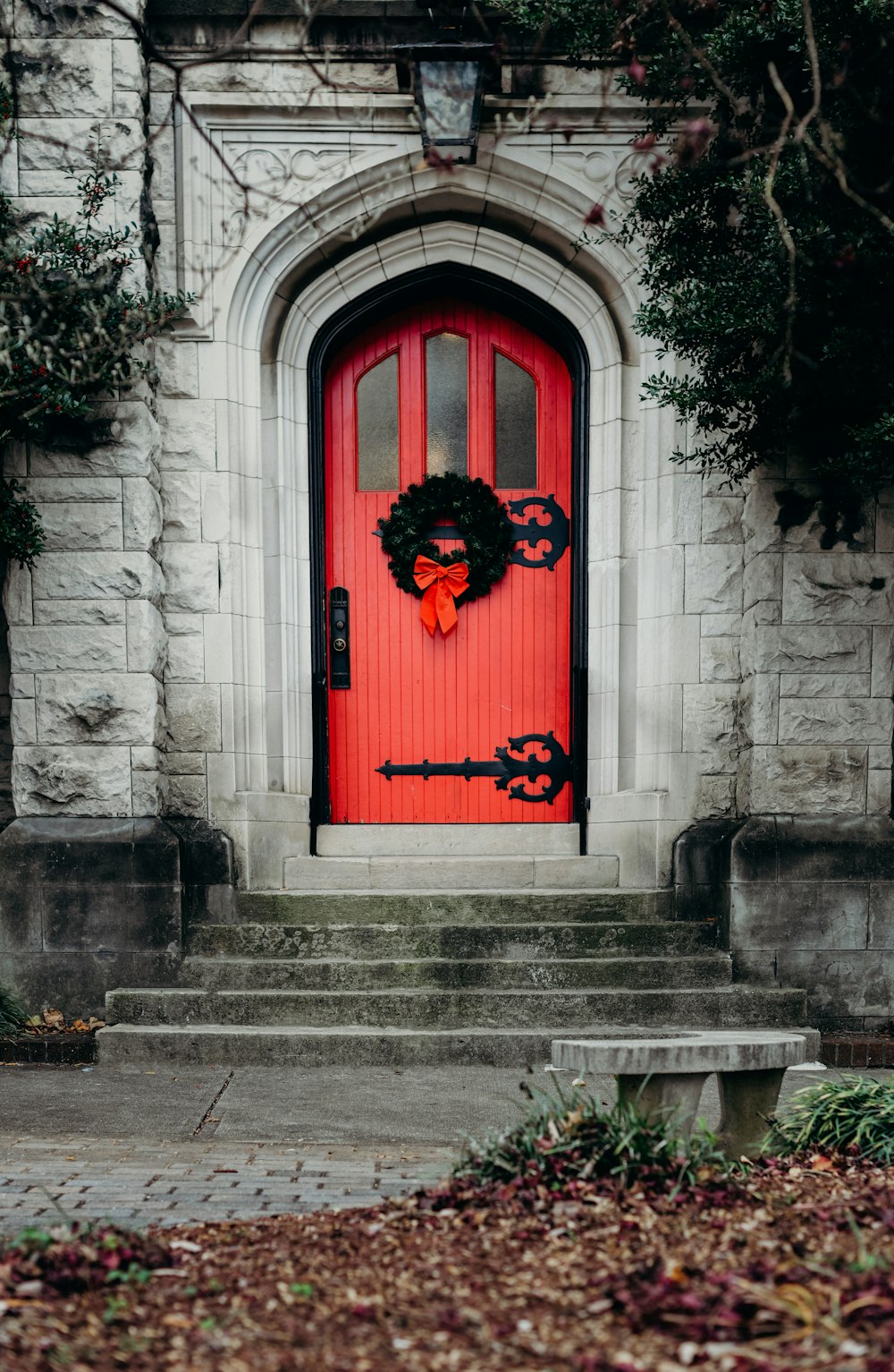 photo en gros plan d’une porte en bois rouge