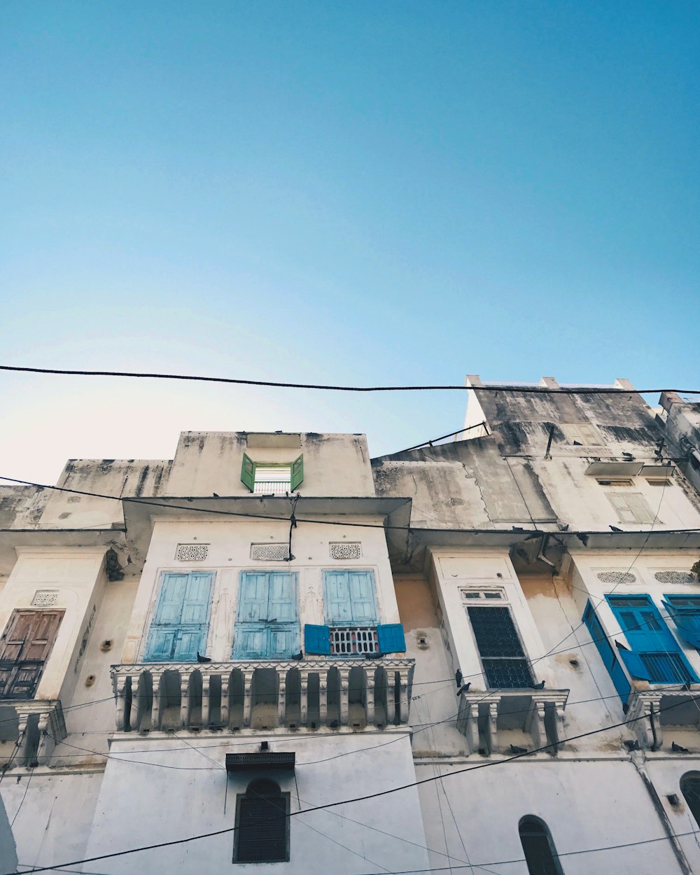 Edifício de concreto cinza sob o céu azul