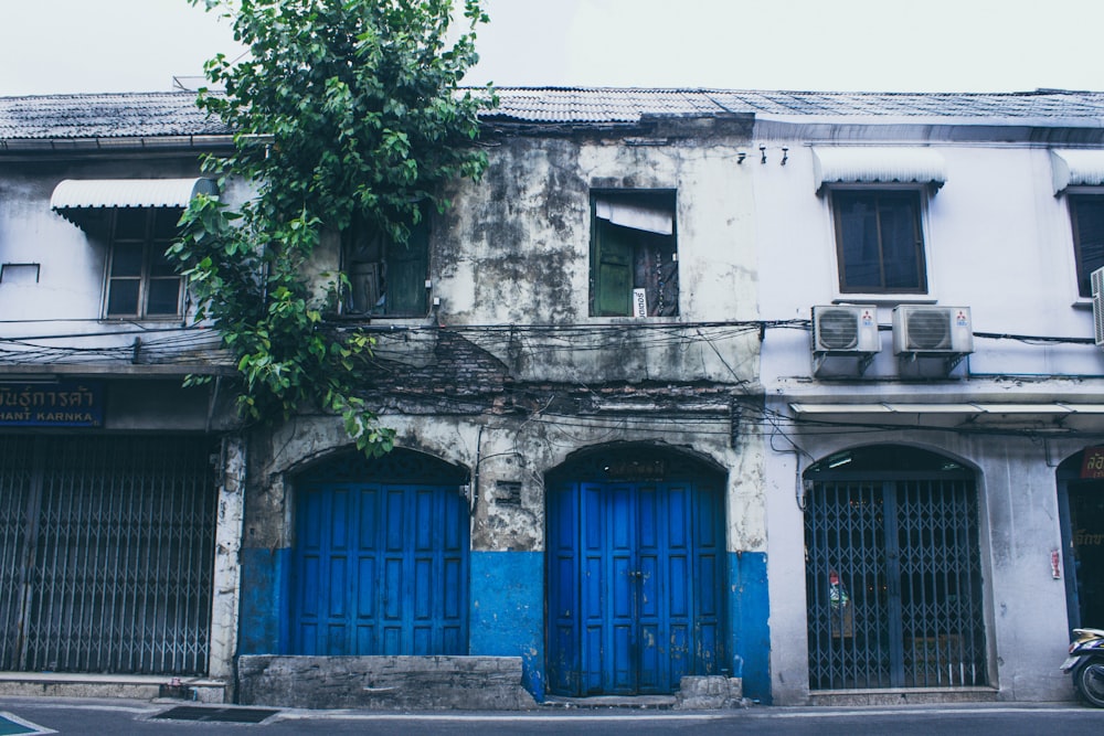 grey and blue concrete building