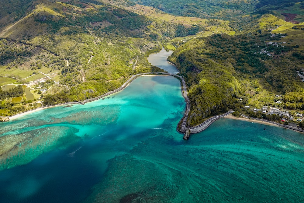 foto aérea do rio entre montanhas verdes