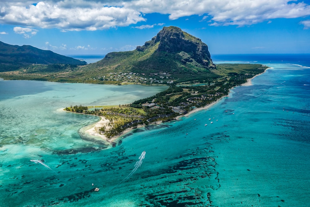 Photographie aérienne de l’île à côté d’un plan d’eau