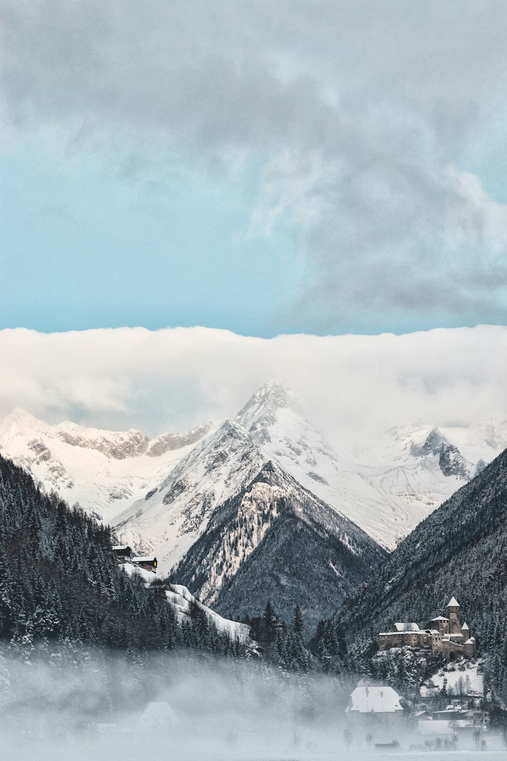 Photographie de vue aérienne de montagnes sous un ciel nuageux