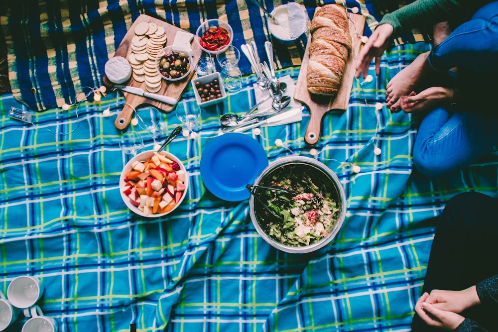 Fotografía aérea de alimentos y platos