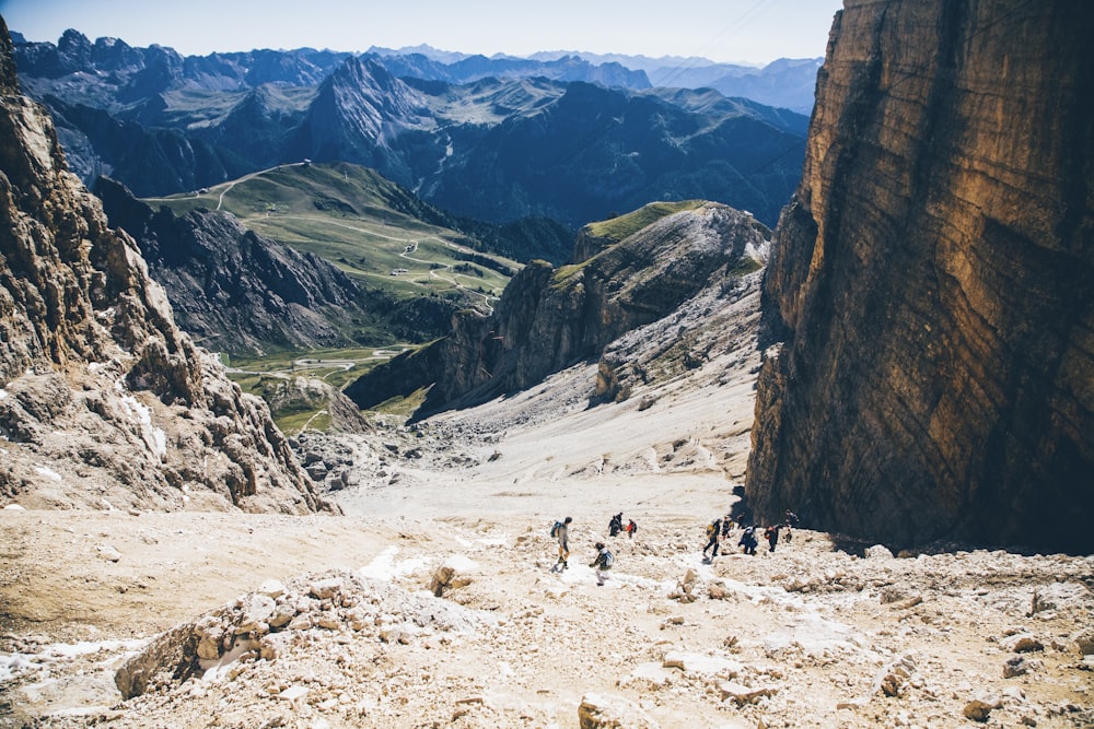 foto da paisagem do grupo da pessoa que caminha na montanha