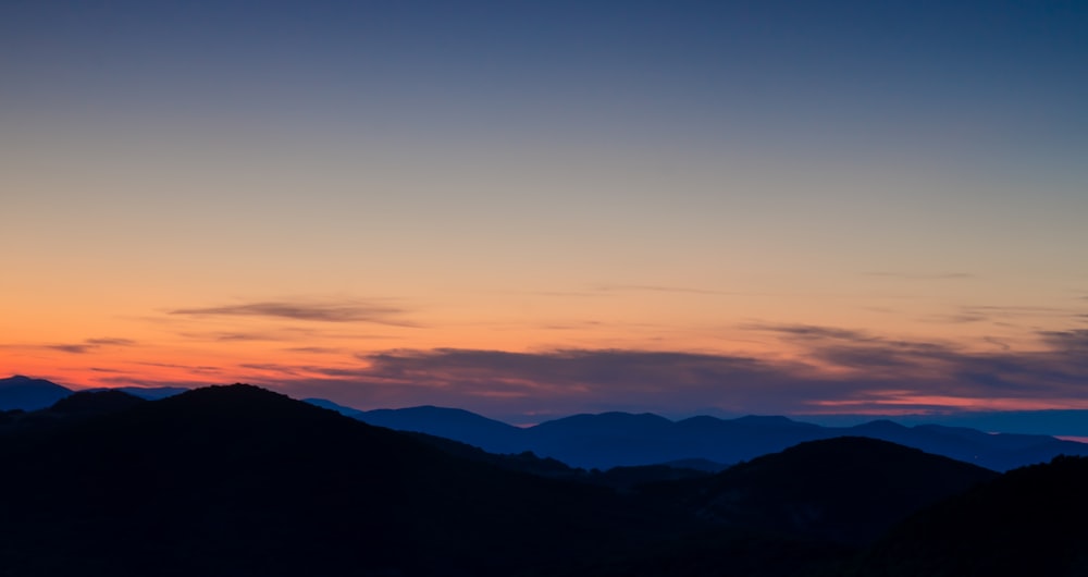 silhouette di scogliere di montagna