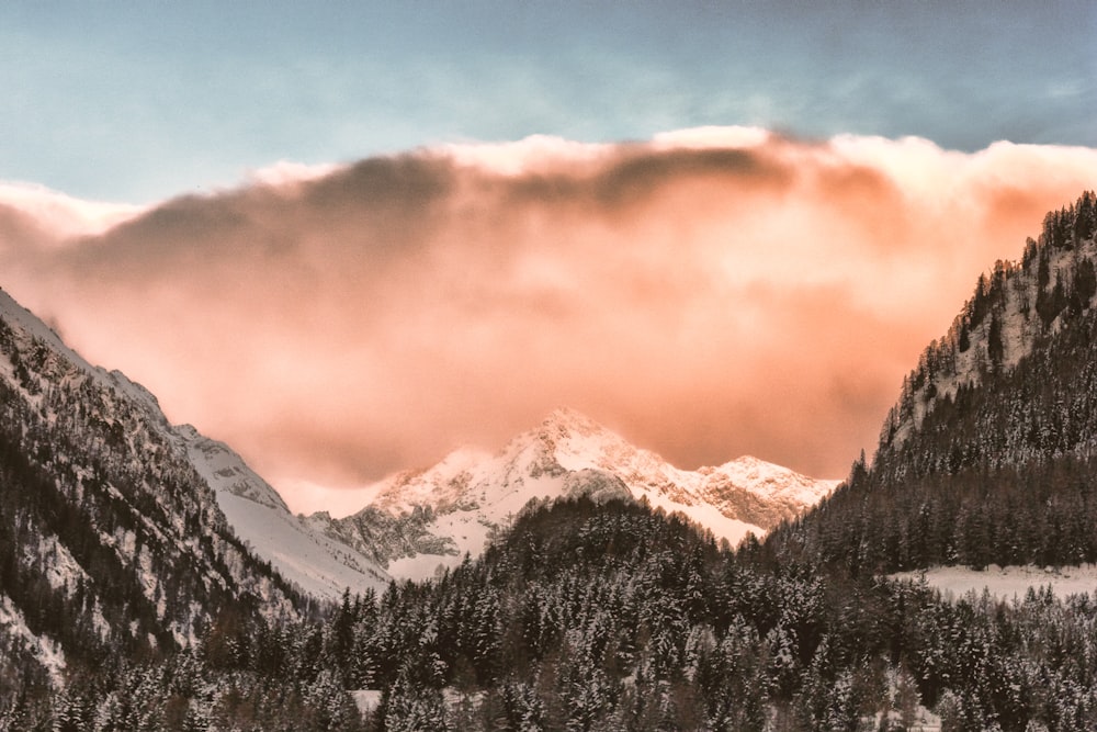 nuvola color pesca in cima alla montagna