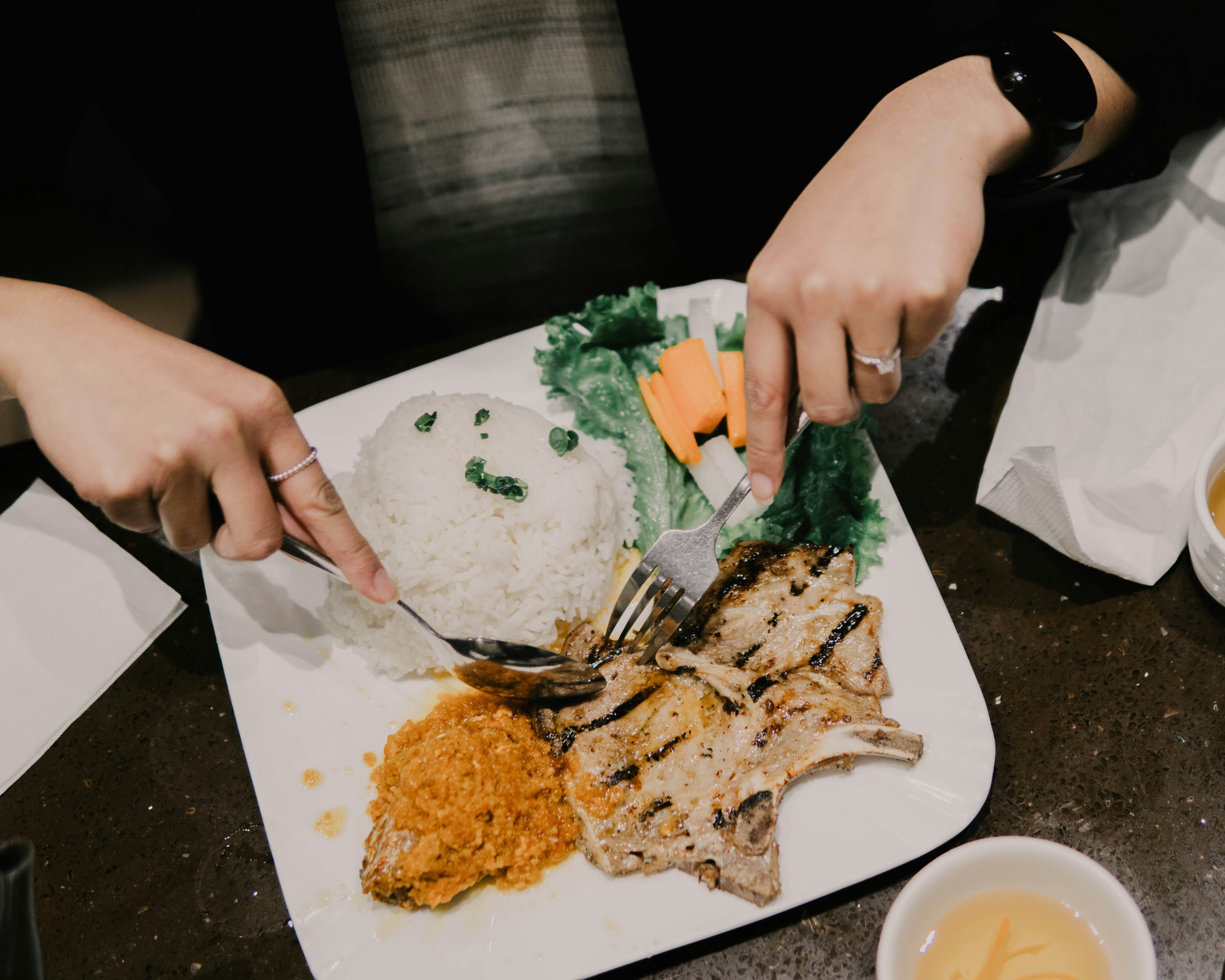 Cơm Tấm Sài Gòn Trên Đất Mỹ: Hạt Gạo Gãy Và Ký Ức Không Bao Giờ Vỡ