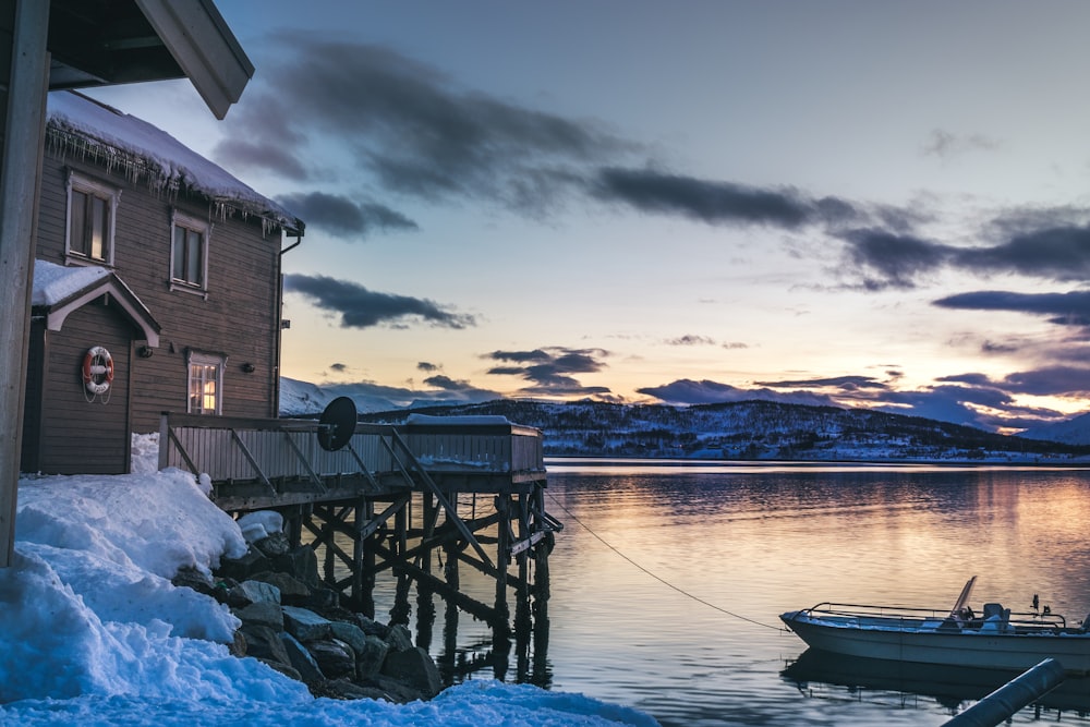 Haus neben Gewässer und Boot