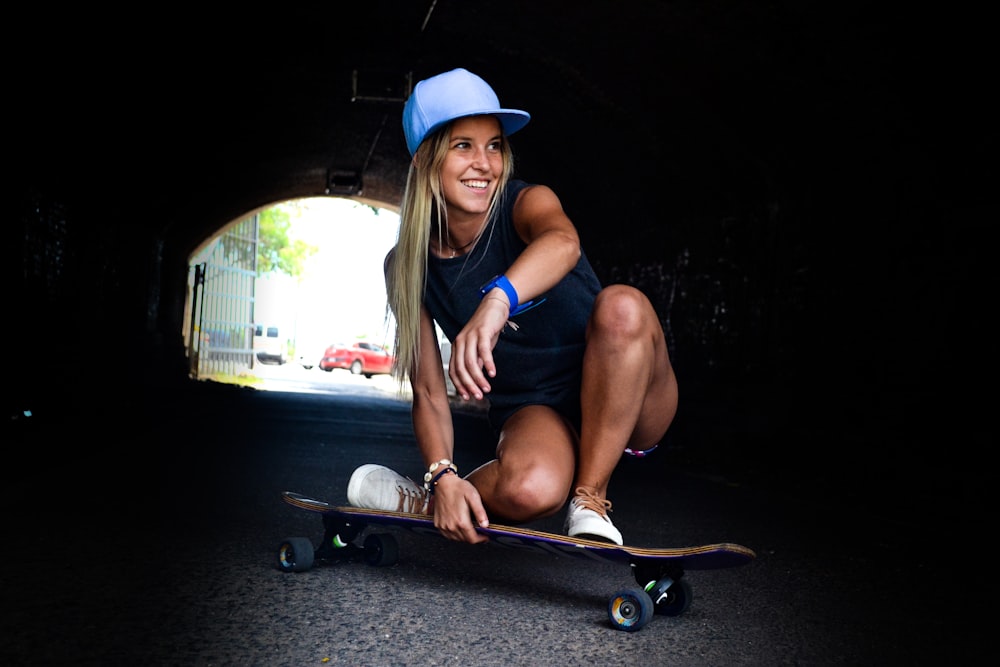 Frau kauert beim Skateboardfahren während der Tagesfotografie mit flachem Fokus