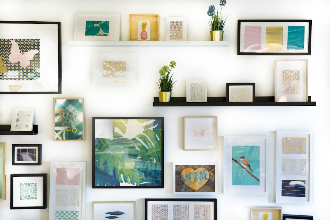 Ambiente decorado com quadro de natureza