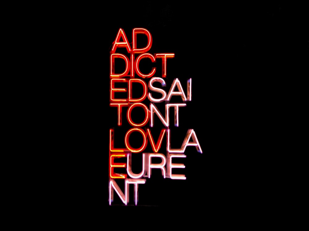 rosso Addict Edsai Tont Lovla Eurent insegne al neon