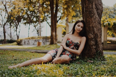 photography poses for women,how to photograph live life like your blood type; woman leaning on tree during daytime