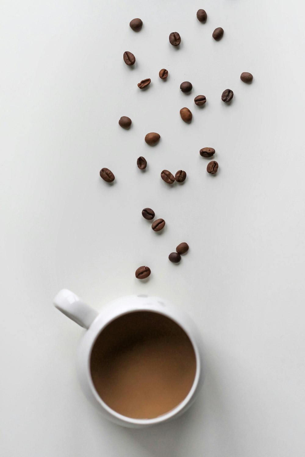 granos de café y taza llena de café