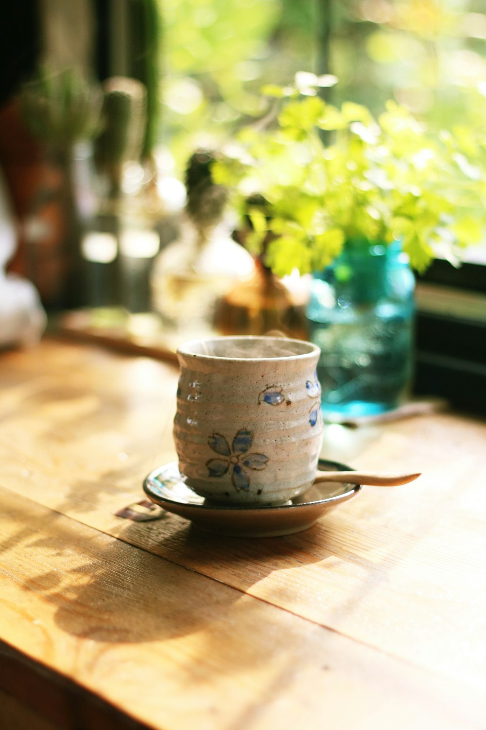 taza de té gris en platillo