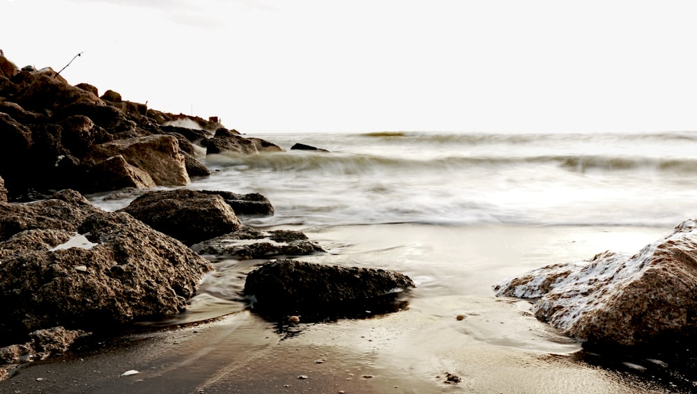 Vista della formazione rocciosa in riva al mare durante il giorno
