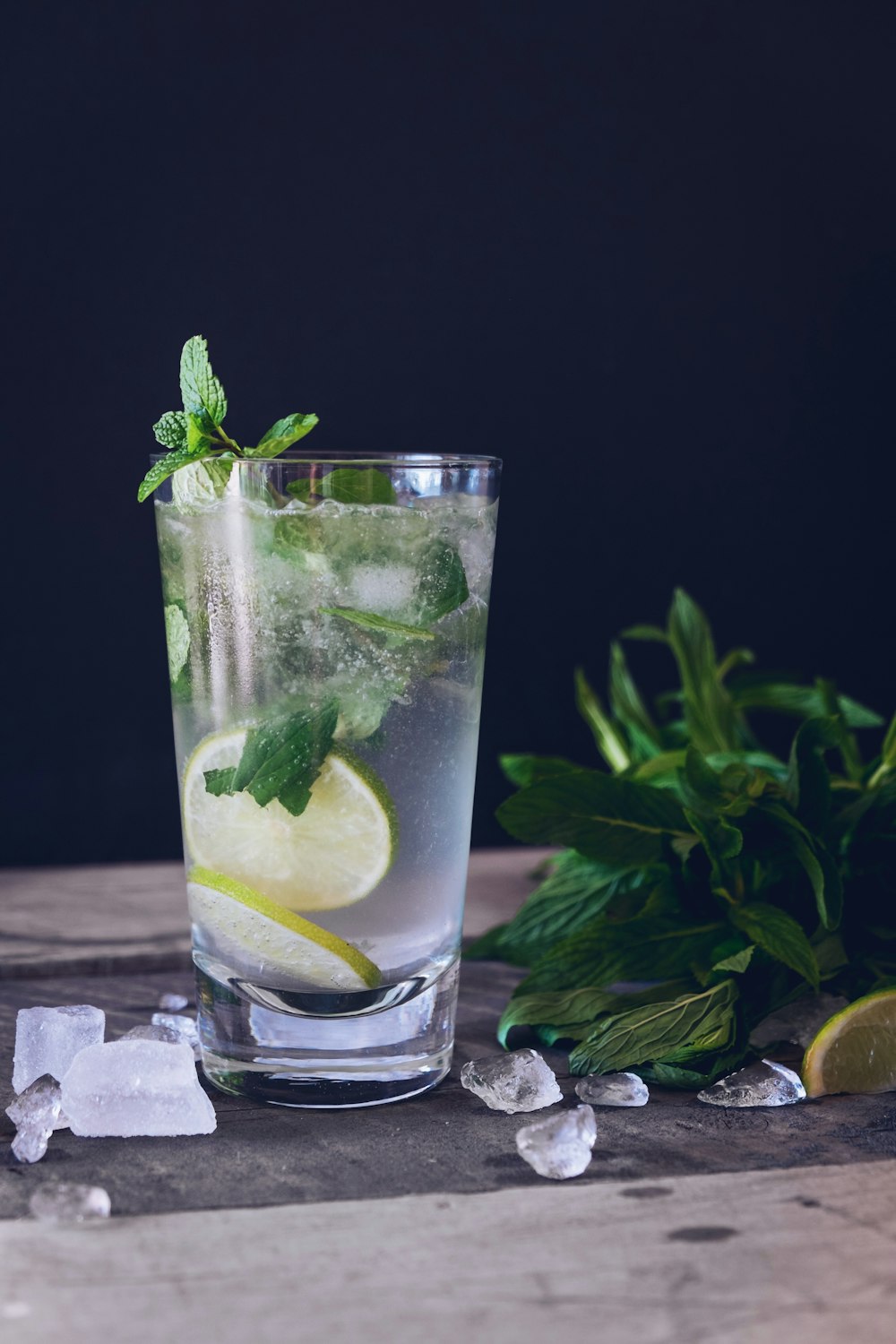 vaso de vidrio transparente lleno de agua y limón