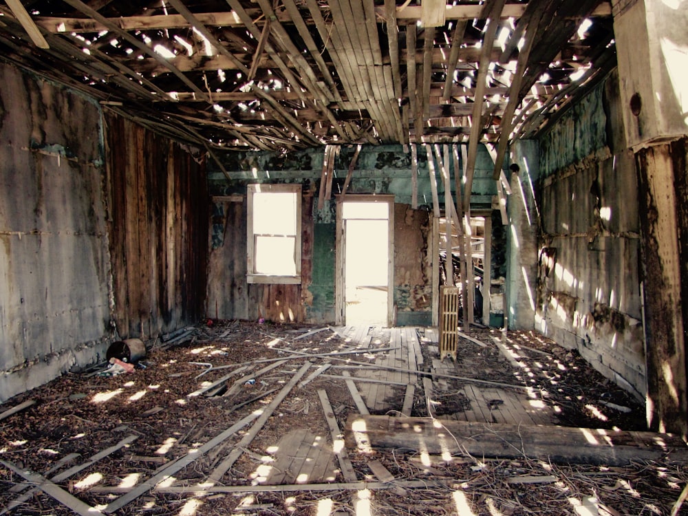 Photo de planches de bois à l’intérieur d’un abri en bois brun