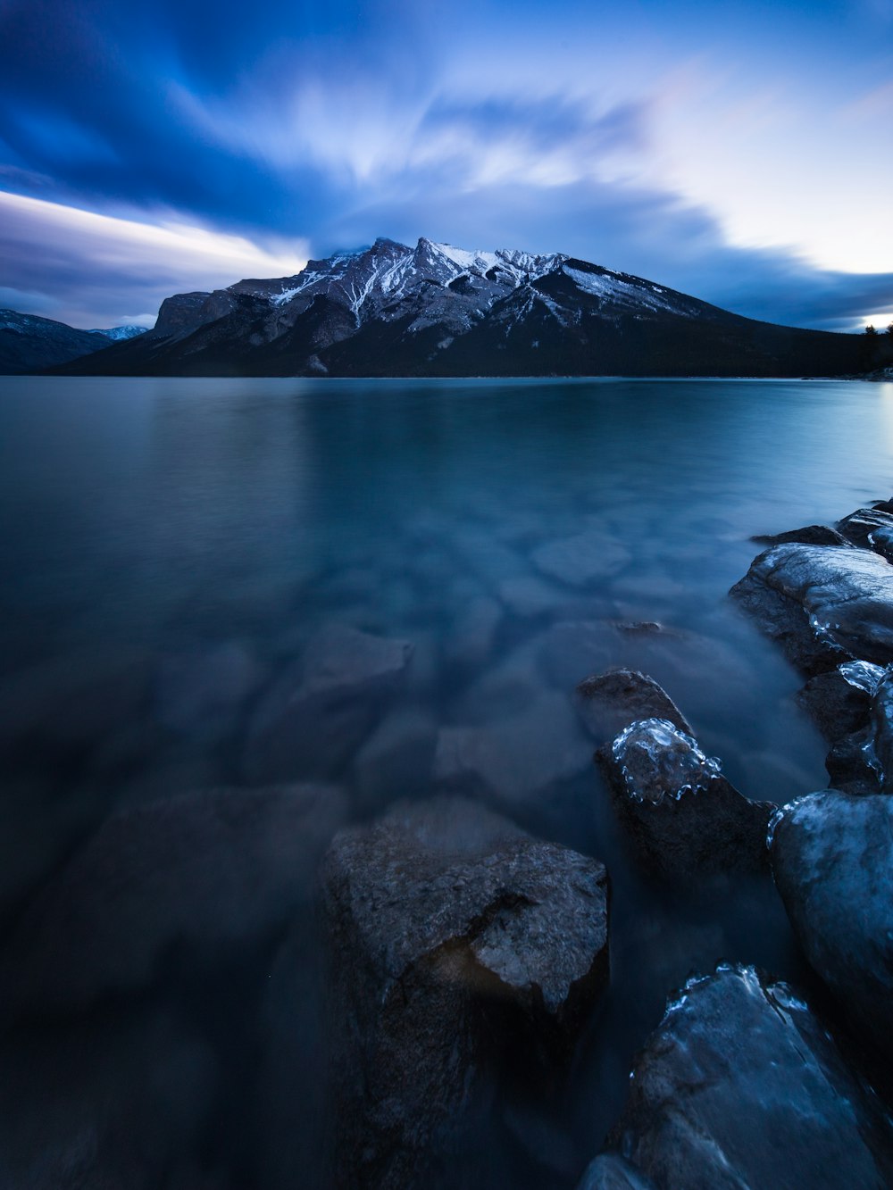 fotografia de paisagem do corpo de água e montanha