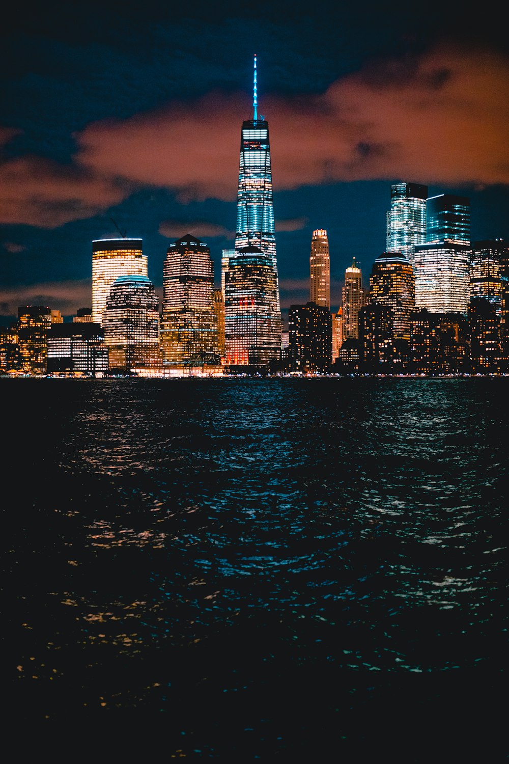 Edificio de espejos con luces encendidas