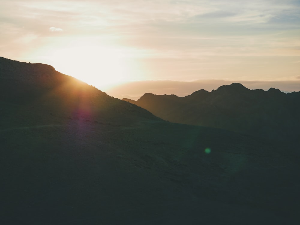 silhueta das montanhas durante o pôr do sol