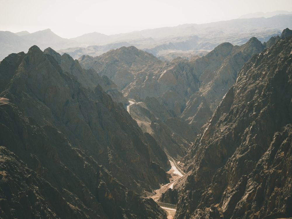 estrada entre montanhas rochosas