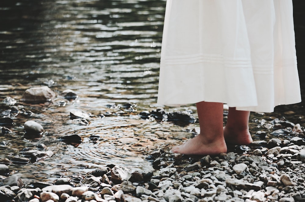 Frau tagsüber in der Nähe von Wasser