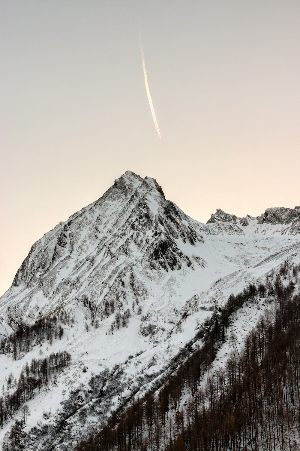 gray rock mountain cover with snow