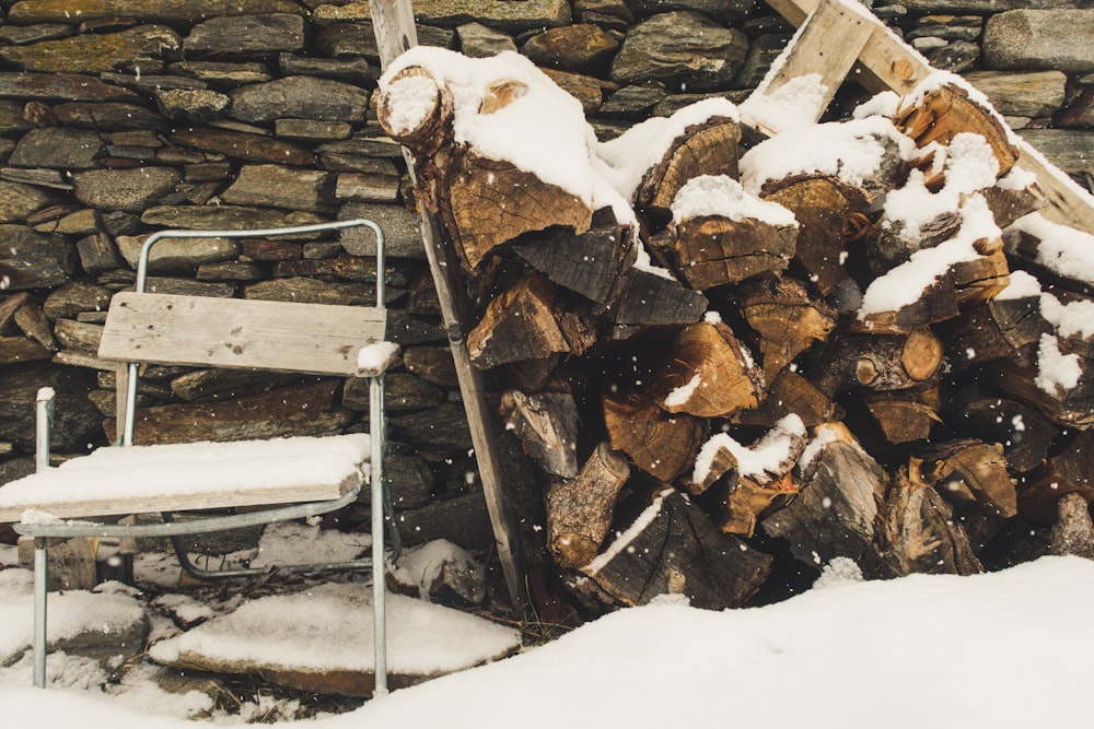 Stapel Brennholz neben dem Stuhl