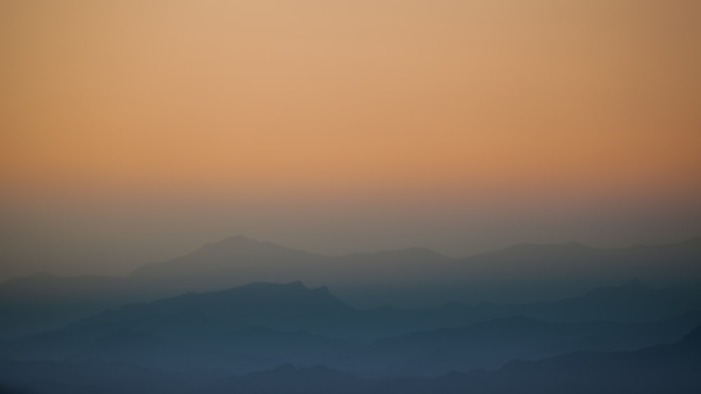 안개 산의 항공 사진