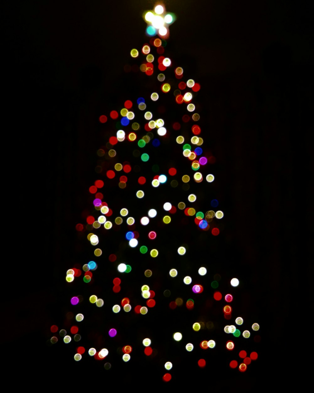 色とりどりのライトアップされたクリスマスツリー