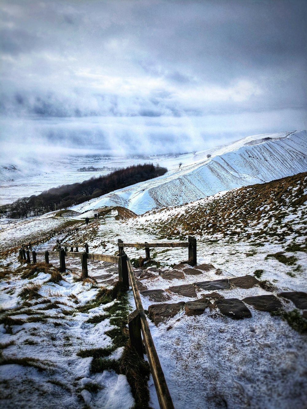 Schneebedeckte Berge über bewölktem Himmel