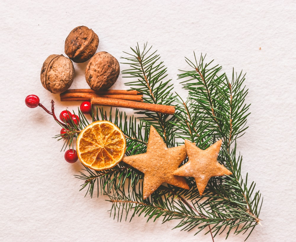 Nueces marrones y galletas estrella