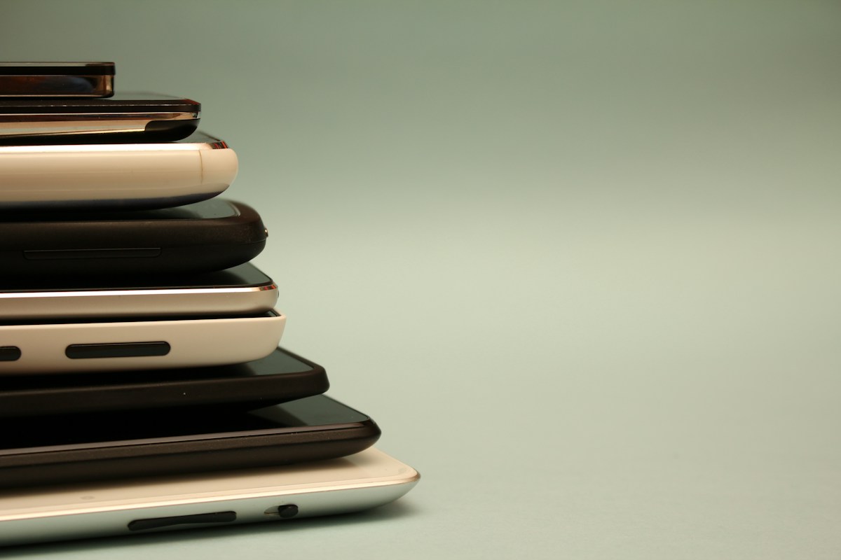 Electronics Clearance - Smartphones & Tablets — representative lot photo 1