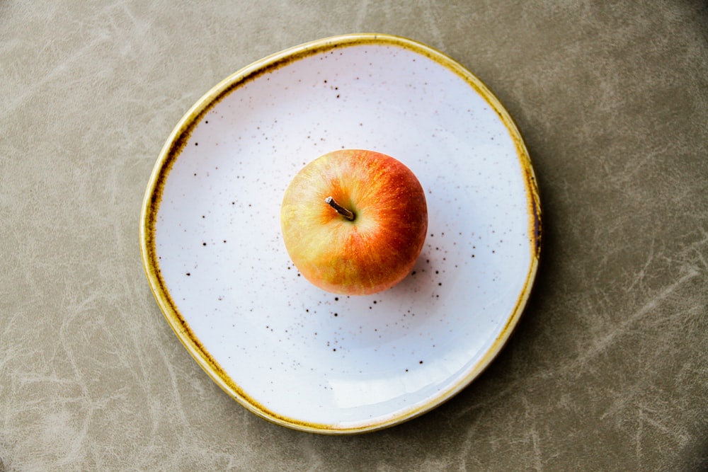 Pomme sur assiette blanche